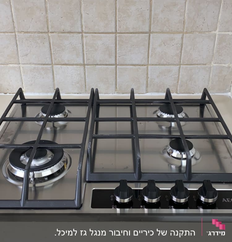 כיריים גז עם ארבעה מבערים וכפתורי שליטה